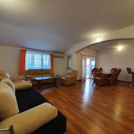 Renato شقة زادار